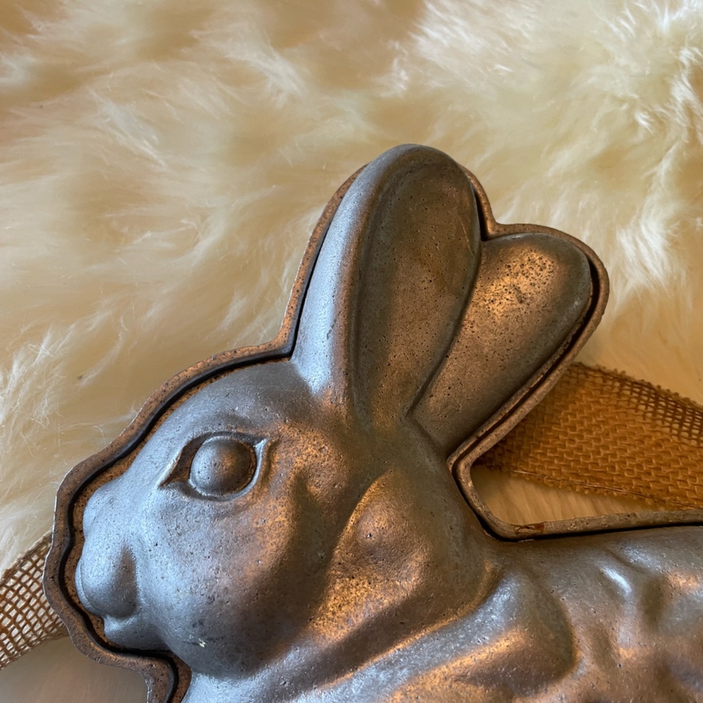 v i n t a g e Heavy Cast Aluminum 3D Bunny Cake Mold - Picture 8 of 8